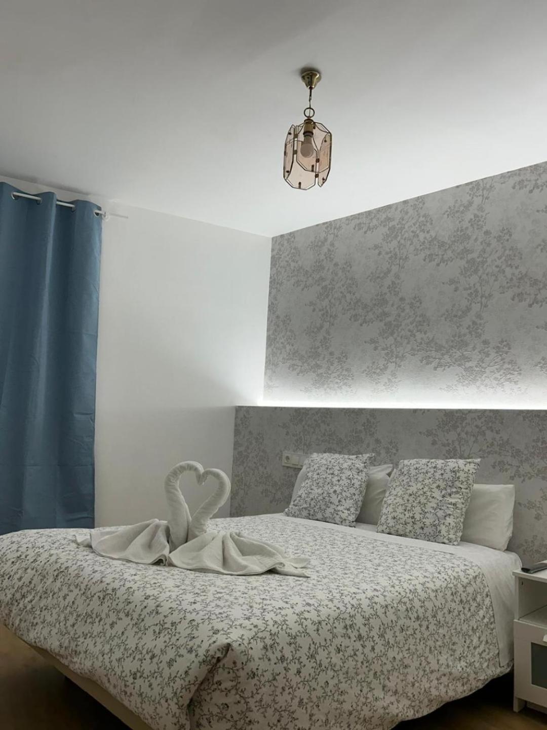Small Double Room with Shared Bathroom,1523381239:JPEG