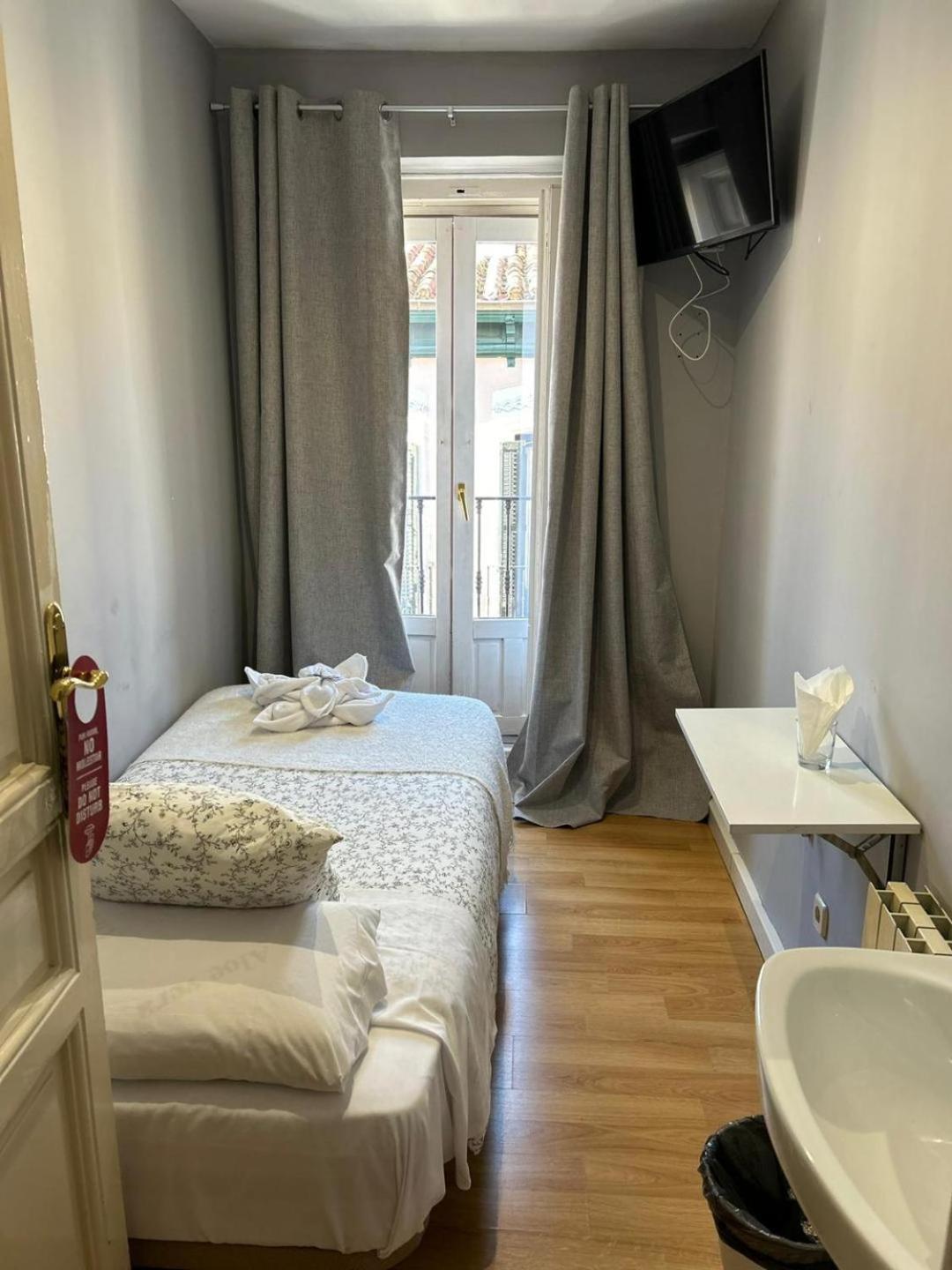 Single Room with Shared Bathroom,1523381191:JPEG
